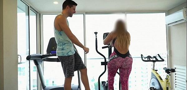  Venezuelan Big Booty Gold Digger Gets Fucked After A Workout